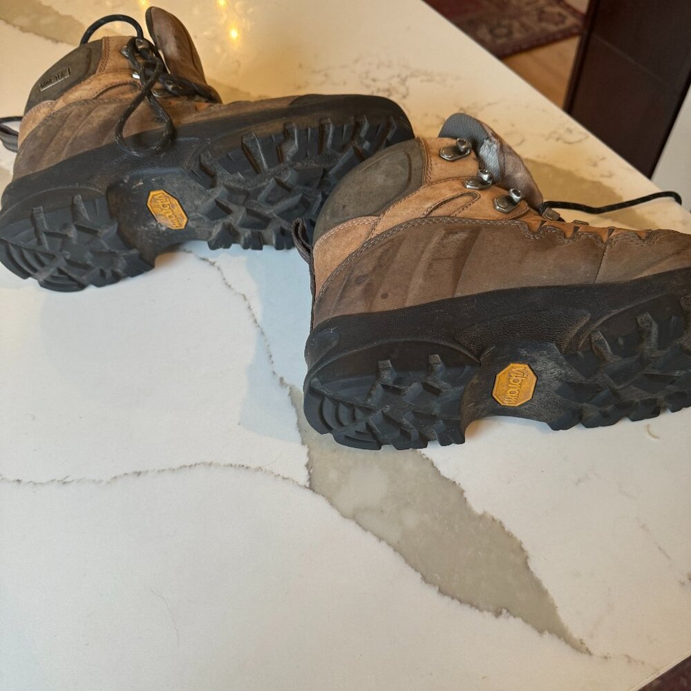Mountrail Brand/Gore Tex Hiking Boots, size 9